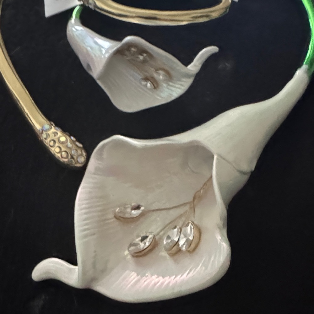 Betsey Johnson White Calla Lily Necklace and Bracelet Set with Green Accents - Picture 2 of 8